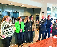 Kole Gjoka (3. v. re.) und Conrad Krödel (2. v. re.), Fachlehrer für Gastronomie an der Beruflichen Schule Elmshorn, zusammen mit einer weiteren Lehrkraft im Gespräch mit den Gästen aus Albanien.  (Fotos: Strandmann)