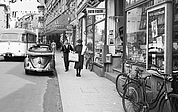 Die Elmshorner Königstraße Mitte der 1950er Jahre. Die Geschäfte wie Foto Fischl (re.) kannte jeder. Heute ist die Fluktuation deutlich höher. (Foto: Per Koopmann/Stadtarchiv)