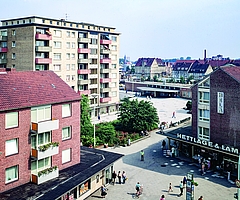 Dem Holstenplatz fehlt schon immer ein höheres Gebäude parallel zu den Bahnschienen (hinten), das den Platzcharakter stärker betont. Diesen Plan verfolgt die Stadt weiterhin. Ein neues großes Parkplatz soll nun allerdings nicht mehr dort, sondern auf dem heutigen ZOB entstehen. (Foto: Placzek / Archiv)