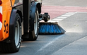Wie oft die Kehrmaschine kommt, hängt künftig davon ab, wie dreckig die Straße ist. (Symbolfoto: wal_172619 auf Pixabay)